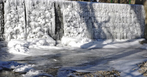 Wegen der großen Kälte hat sich Eis an der Waldzeller Ache im Innviertel gebildet.