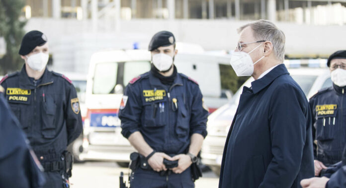 Landeshauptmann Thomas Stelzer sicherte bei seinem Besuch in der Landespolizeidirektion in Linz den Beamtinnen und Beamten die weiterhin volle Rückendeckung und Unterstützung seitens der Politik zu.
