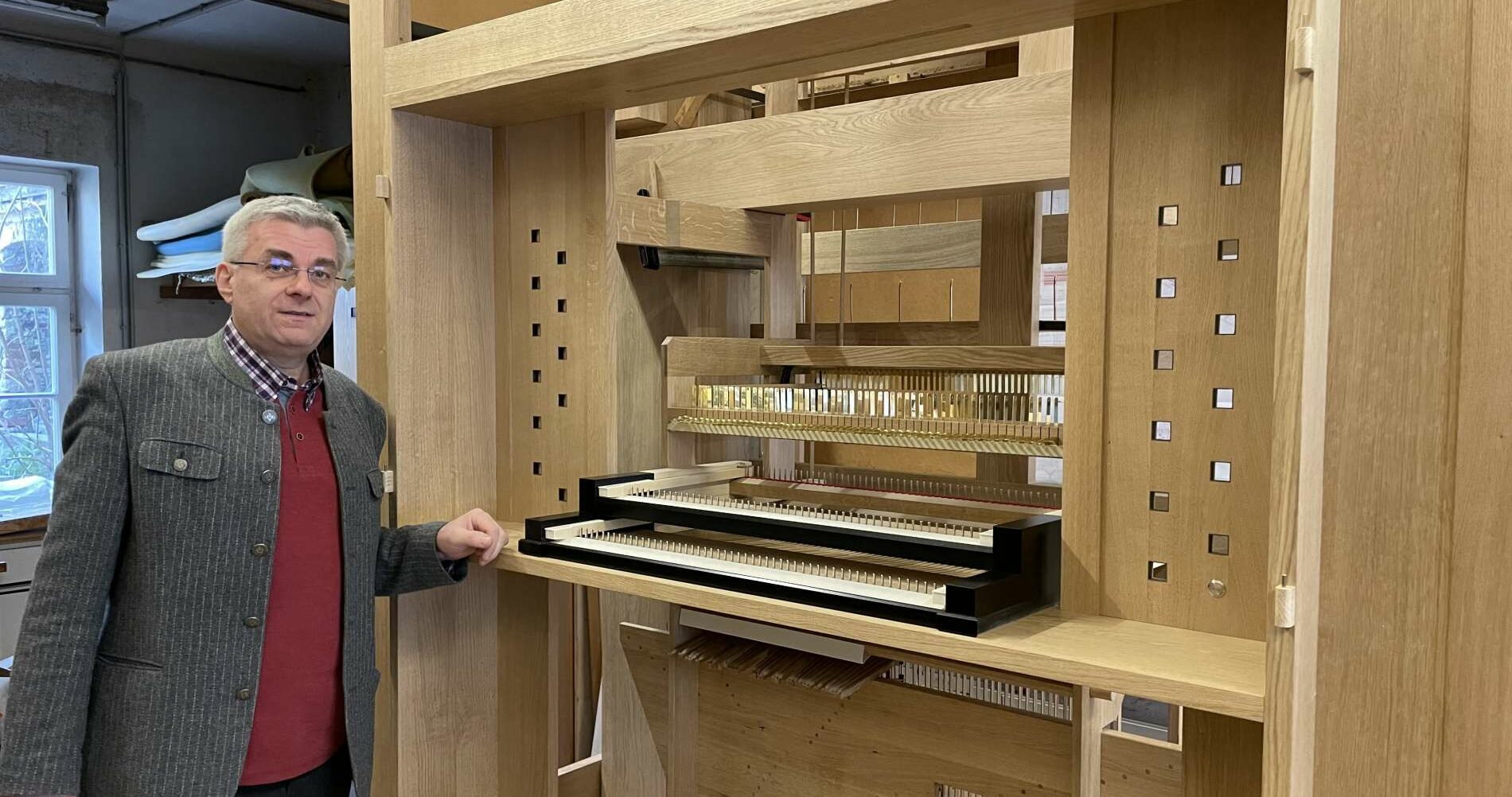Orgelbauer Christian Kögler, den den Betrieb in St. Florian seit 2003 leitet, vor der Orgel für Finnland, an der seit einem Jahr eifrig gebaut wird. Das kostbare Stück entsteht im Baukasten-Stecksystem.