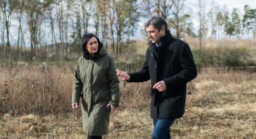 Landwirtschaftsministerin Elisabeth Köstinger im Gespräch mit Waldbesitzer Johannes Kampenhuber.