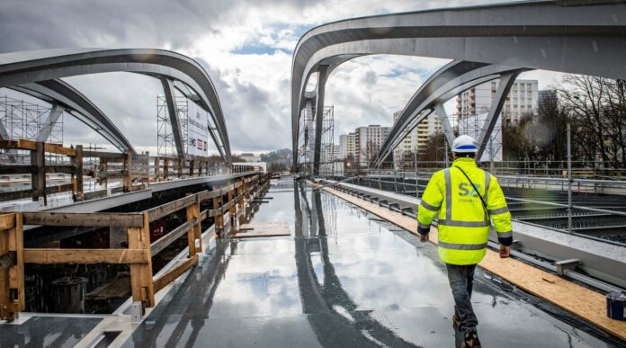 Noch liegen die Tragwerke der neuen Linzer Donaubrücke am Ufer. Ab nächster Woche sollen sie an ihre endgültigen Positionen eingeschwommen werden. Schaulustige können das Ereignis übrigens via Livestream (https://vimeo.com/event/692988) mitverfolgen.