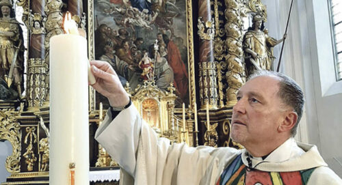 Pfarrer Wolfgang Schnölzer aus Vöcklamarkt entzündete zu Ostern 2020 im Alleingang die Osterkerze als ein leuchtendes Symbol der Auferstehung Jesu.