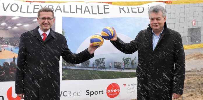 Sport-Landesrat Markus Achleitner (l.) und Sportminister Werner Kogler (r.) beim Spatenstich.