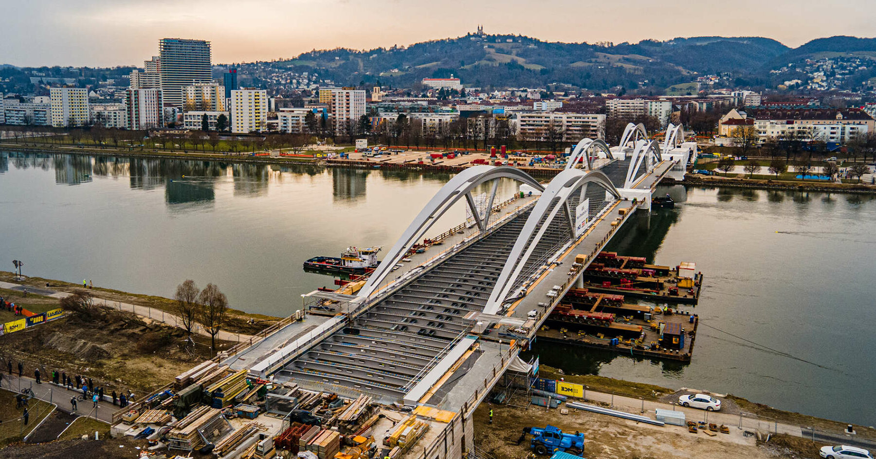 Noch ist die neue Donaubrücke öffentlich nicht begeh- und befahrbar, aber das soll im Herbst der Fall sein. Mittelfristig werden auch zwei Stadtbahnlinien die Donau an dieser Stelle queren, Land und Bund haben dafür jetzt die Weichen gestellt.