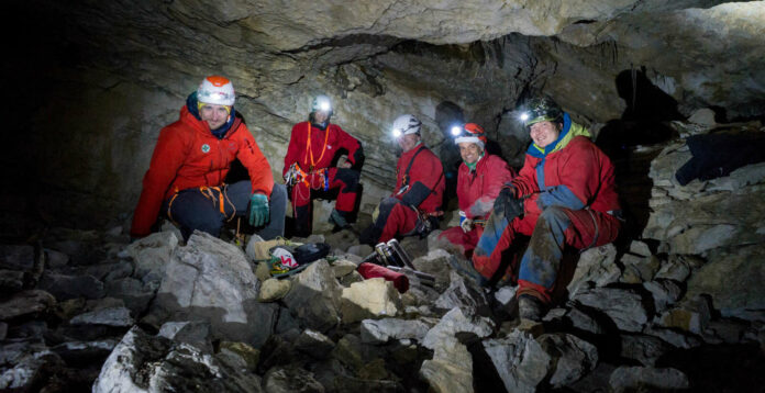 Das Bergeteam in der Höhle