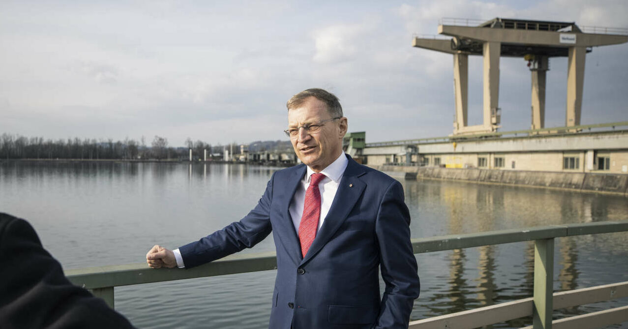 Landeshauptmann Thomas Stelzer überzeugte sich vom Stand des Ausbaus des Kraftwerks Ottensheim-Wilhering.