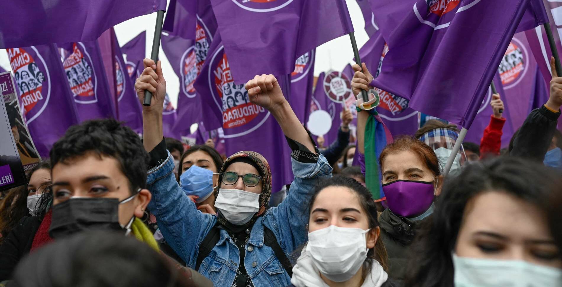 Landesweit gingen am Wochenende in der Türkei Menschen gegen den Austritt aus der Istanbul-Konvention auf die Straße und forderten die Rücknahme dieser Entscheidung.