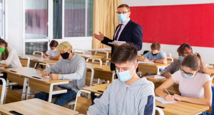 Zur Dienstpflicht eines Lehrers gehört das Tragen einer Schutzmaske.