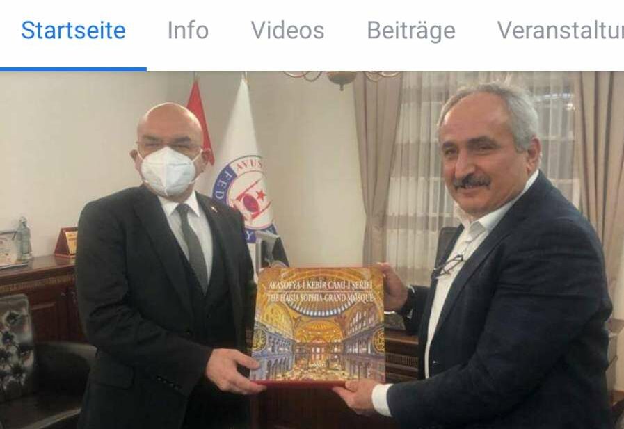 Provokante Aktion auf Facebook dokumentiert: Botschafter Ceyhun (l.) schenkt ATF-Präsident Can in Wien das Buch „Hagia Sophia — große Moschee“.