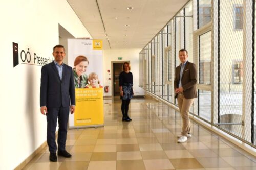 V. l.: Obmann LAbg. Wolfgang Hattmannsdorfer, OÖ Hilfswerk-Geschäftsführerin Viktoria Tischler und IMAS-Chef Paul Eiselsberg