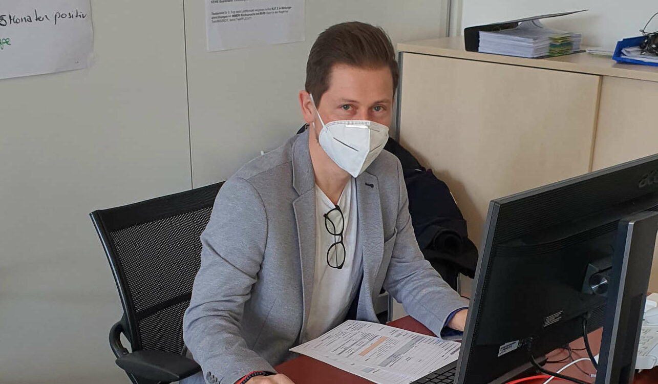 Klaus Schneider hilft als Contact Tracer des Landes mit, Corona-Positive aufzuspüren, damit das Infektionsgeschehen in Ober- österreich eingedämmt werden kann.