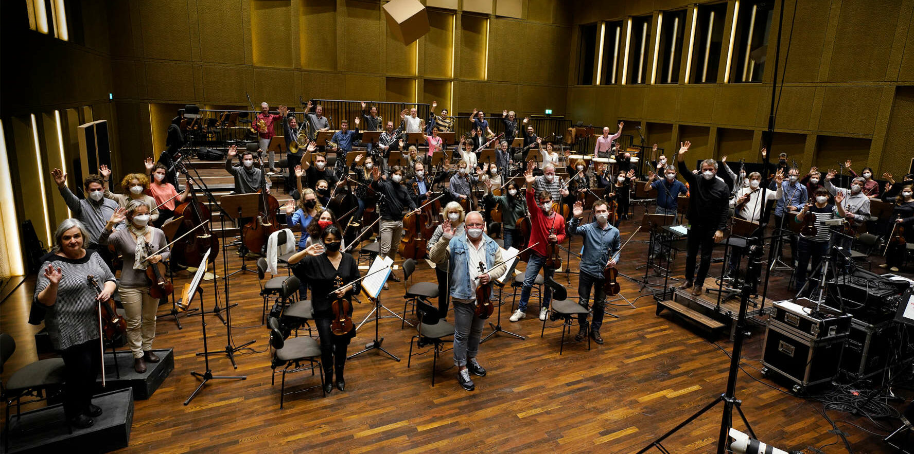 Nach der Ausstrahlung auf ORF III wird auch der Auftritt des Bruckner Orchesters on demand auf den Facebook- und YouTube-Kanälen aller teilnehmenden Orchester ausgestrahlt.
