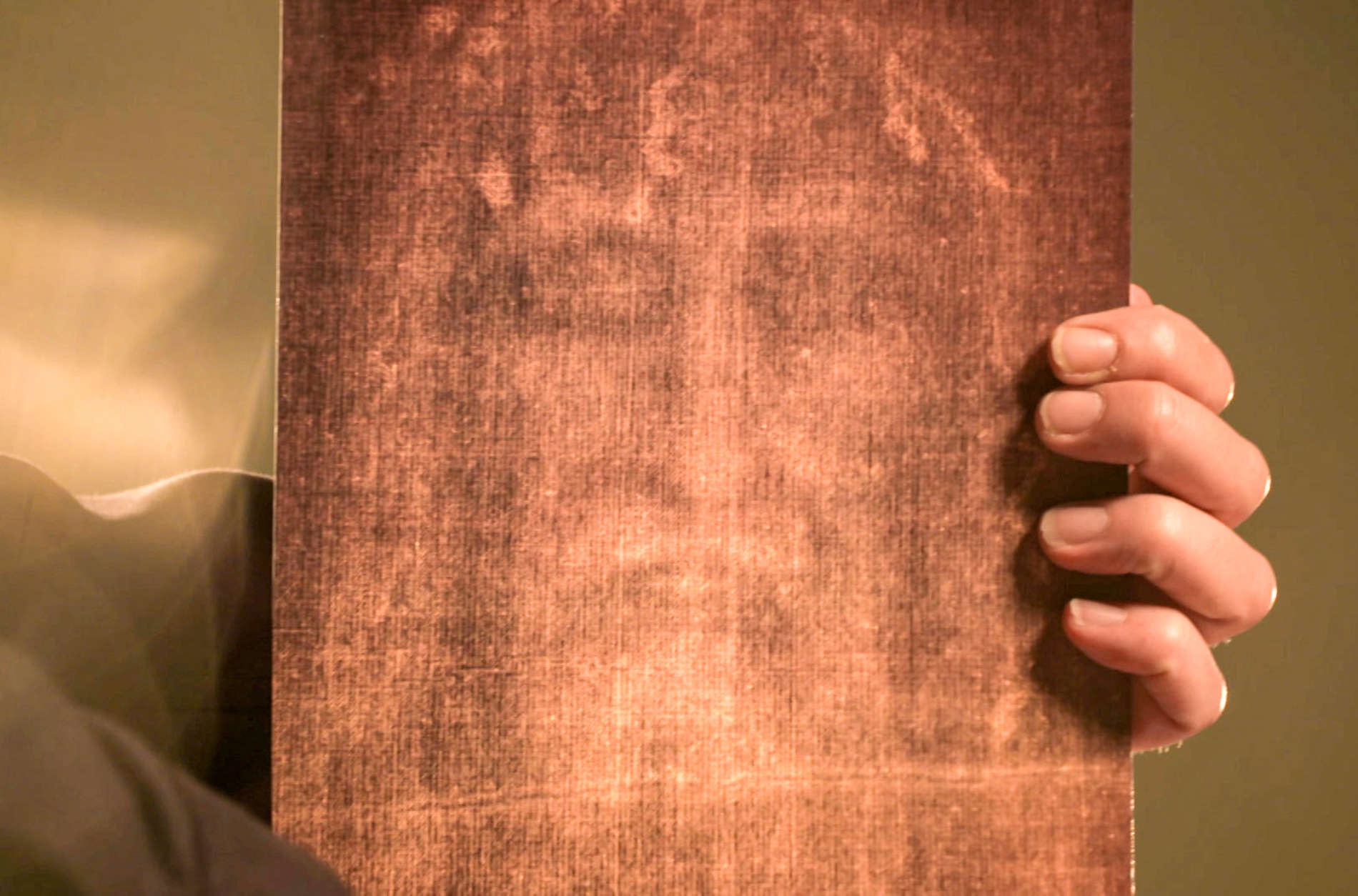Diese Detailaufnahme des Grabtuches zeigt angeblich das Gesicht von Christus. Handelt es sich hierbei um einen authentischen Abdruck oder lediglich um ein aufgemaltes Porträt?
