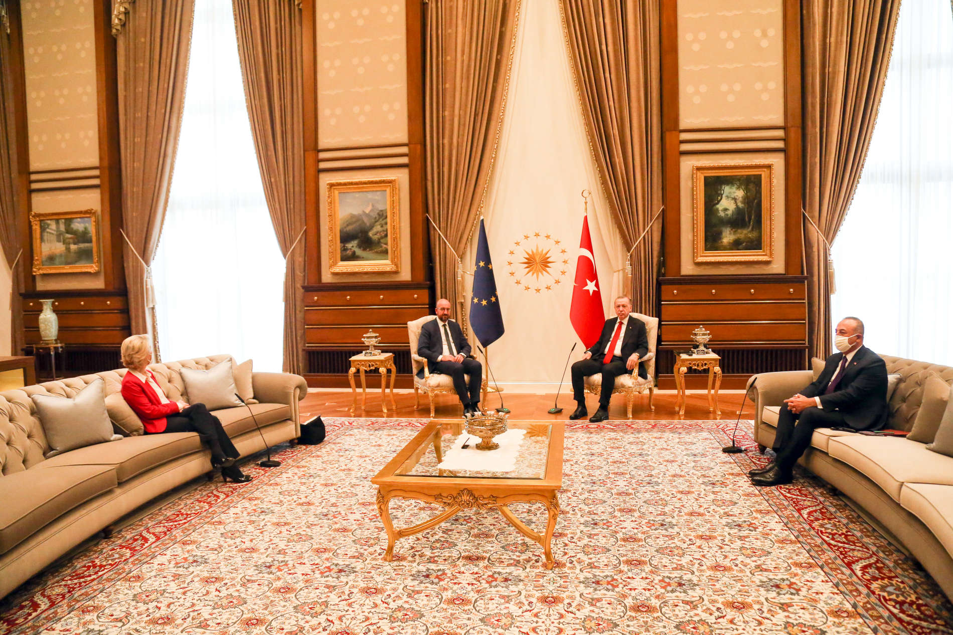 Dieses Bild war der Stein des Anstoßes. EU- Kommissionschefin von der Leyen saß bei einem Besuch beim türkischen Staatschef Erdogan auf einem Sofa, EU-Ratspräsidenten Charles Michel ( 2. v. l.). wurde ein Stuhl angeboten. Von der Leyen gegenüber saß der türkische Außenminister Mevlüt Cavusoglu.