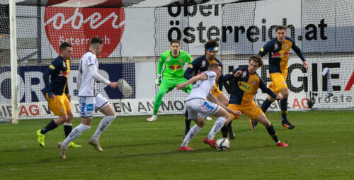 Nach zwei Niederlagen in den ersten beiden Saisonduellen wollen Thomas Goiginger (hier am Ball) und der LASK diesmal ein Vorbeikommen an den Salzburgern finden.