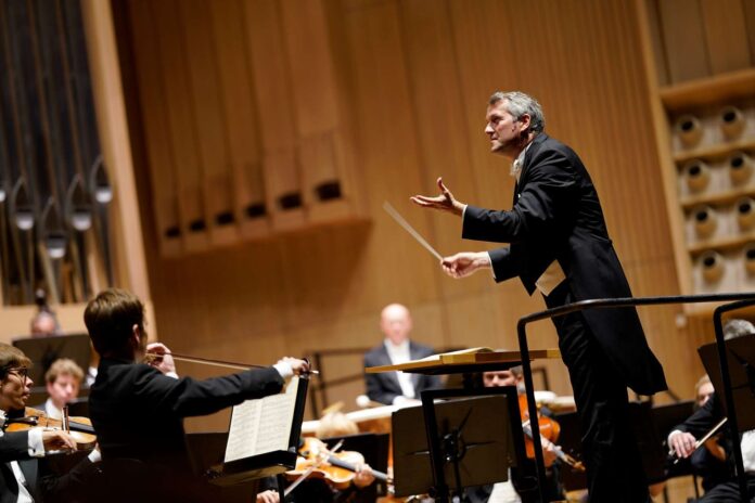 Das Bruckner Orchester Linz unter Chefdirigent Markus Poschner erklang im Konzert mit acht anderen Orchestern.
