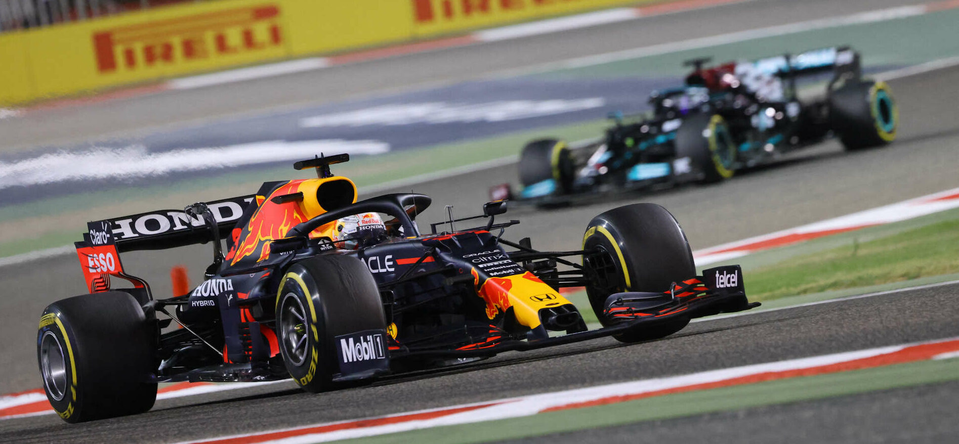 Mercedes hat zwar den Saisonauftakt in Bahrain gewonnen, weiß aber, dass es gegenüber Red Bull einen Rückstand aufzuholen gilt. Im Bild: Max Verstappen (vorne) und Lewis Hamilton.