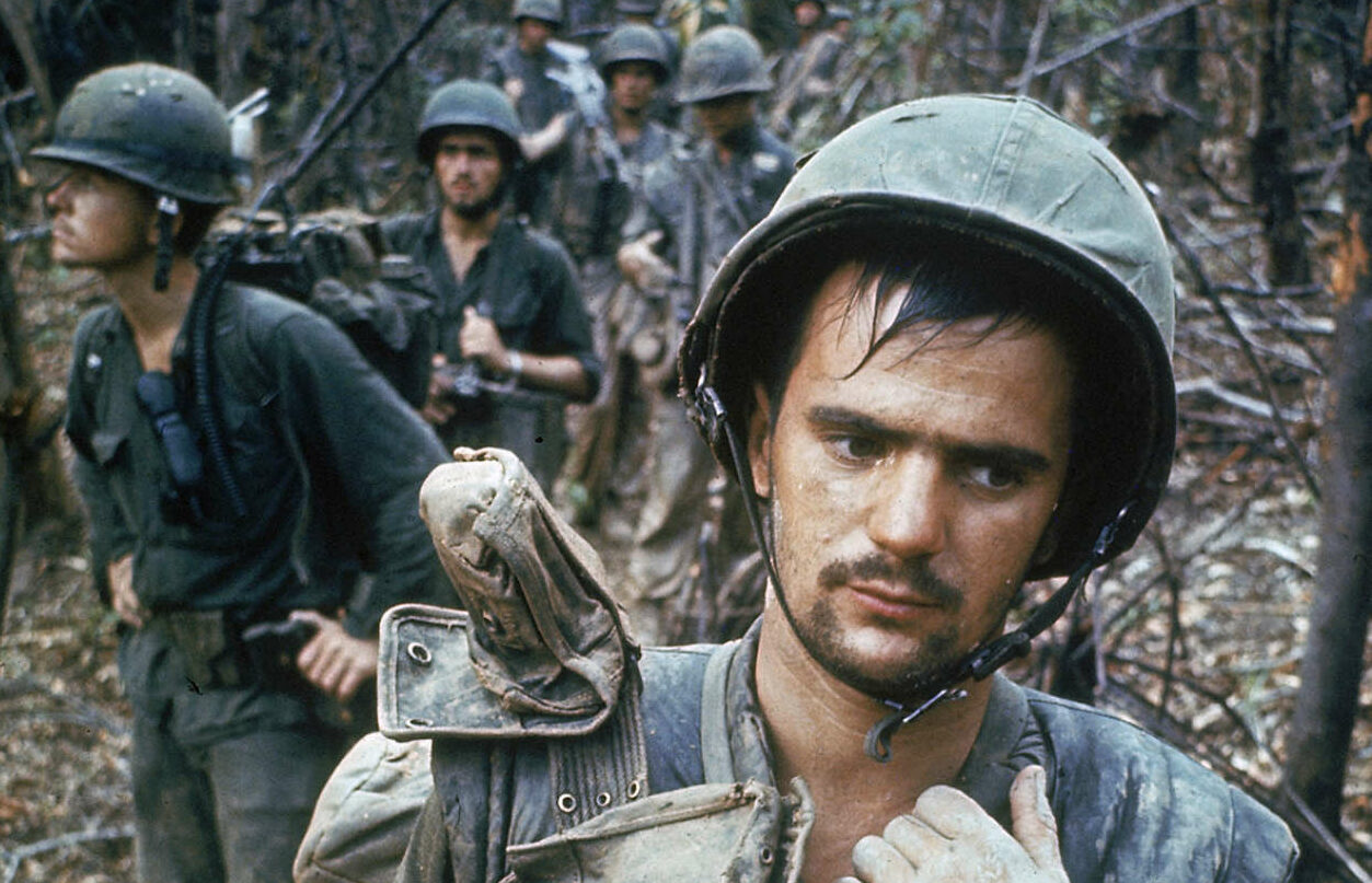 „Vietnam“ im Stream auf arte.tv/de: Patrouillierende US-Soldaten im Oktober 1966