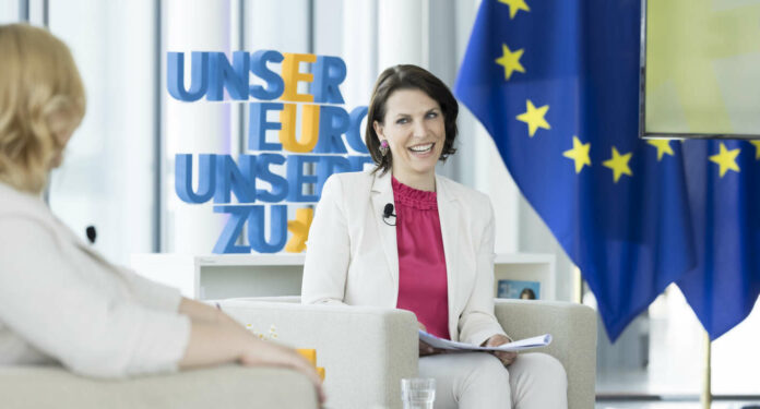 Österreichs Europaministerin Karoline Edtstadler lädt zur Diskussion über die Zukunft Europas ein.