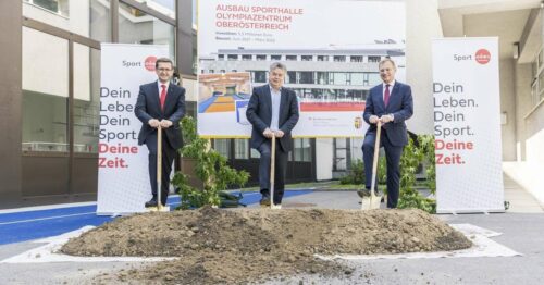 Offizieller Spatenstich durch Sport-Landesrat Markus Achleitner, Sportminister und Vizekanzler Werner Kogler sowie Landeshauptmann Thomas Stelzer (v.l.).