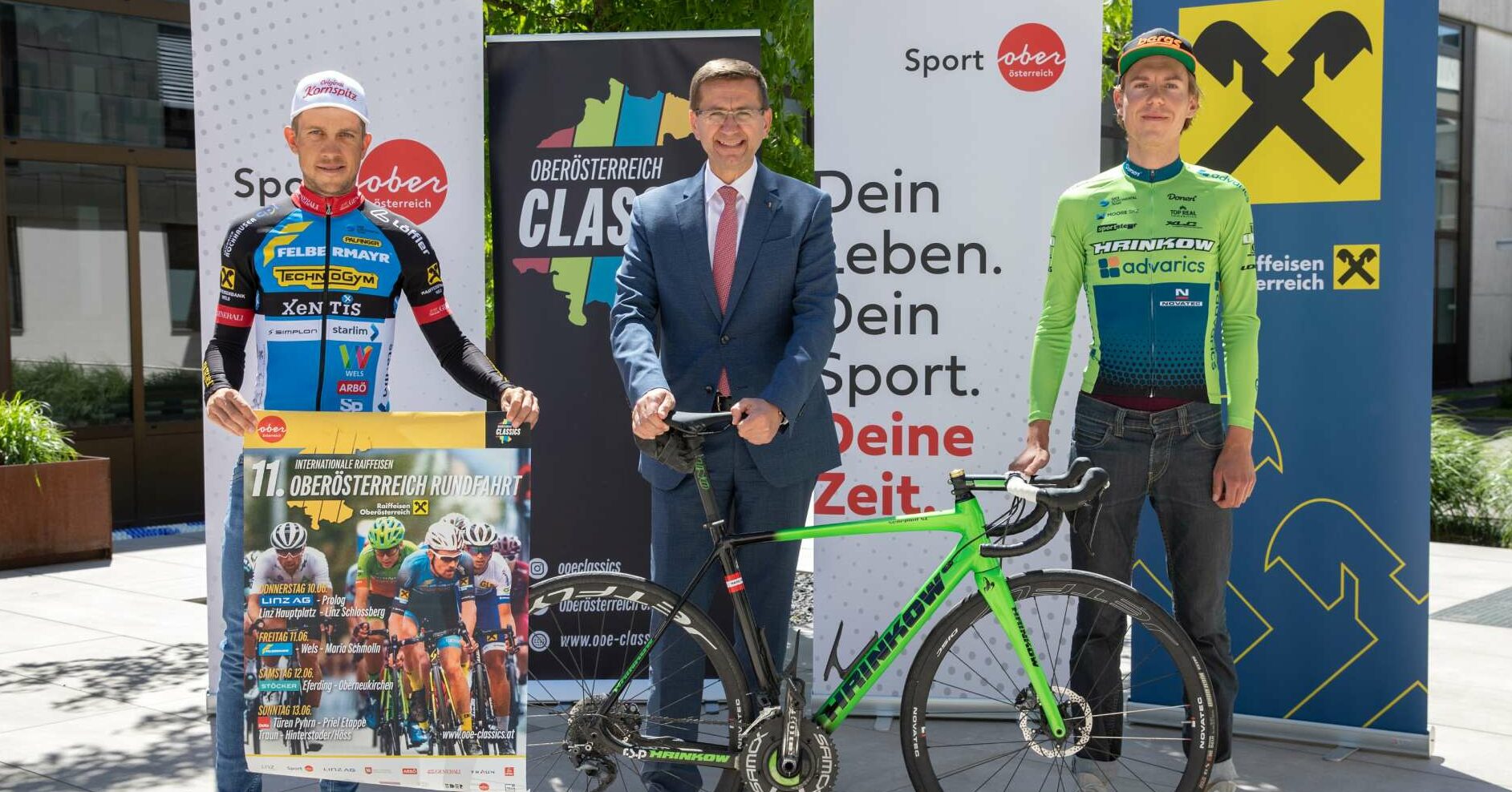 Sport-Landesrat Markus Achleitner (M.) freut sich mit den Rad-Assen Riccardo Zoidl (l.) und Daniel Eichinger auf die OÖ-Rundfahrt.
