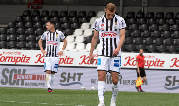 Hängende Köpfe beim LASK nach der 2:5-Pleite gegen Salzburg. Im Bild Thomas Goiginger (r.) und Peter Michorl (l.).