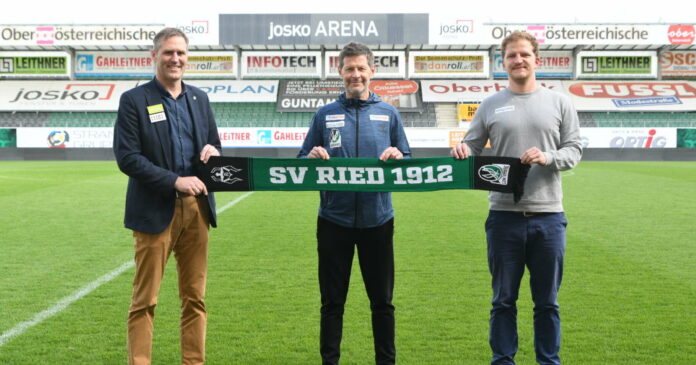 Die SV Guntamatic Ried setzt auch weiter auf Trainer Andreas Heraf (M./im Bild mit Geschäftsführer Rainer Wöllinger und dem Sportlichen Leiter Wolfgang Fiala/r.).