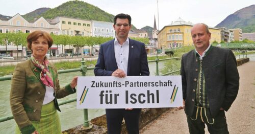 Die Ischler ÖVP — links im Bild Ursula Bittner, rechts Lorenz Müllegger — unterstützt Bürgermeisterkandidat Hannes Mathes. Auf die überparteiliche Initiative sieht Müllegger viel Arbeit zukommen, so sei in Bad Ischl etwa bei den Themen Arbeit und Wirtschaft „sehr viel versäumt“ worden.