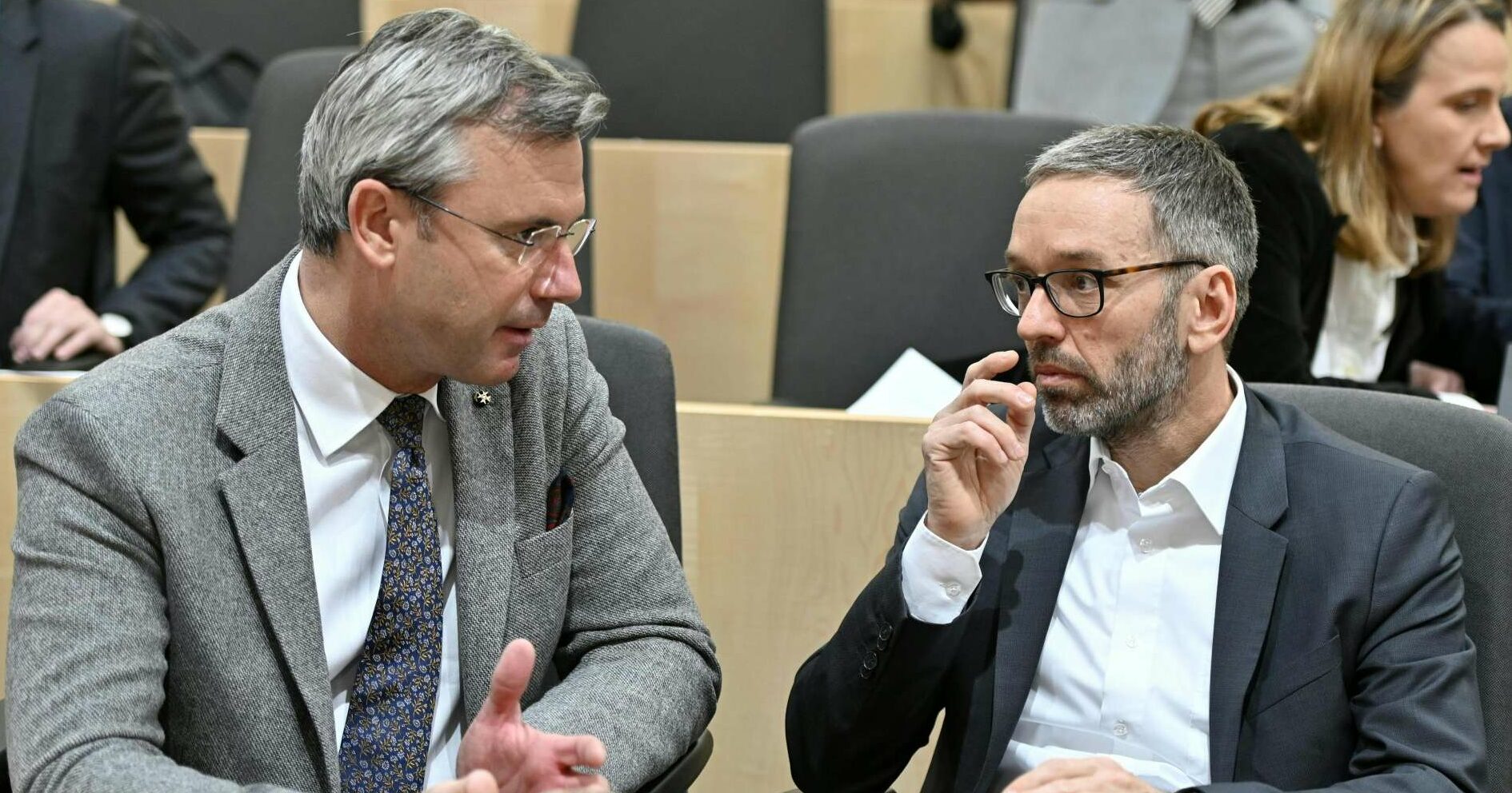 Da waren sie noch Freunde (v. l.): Parteiobmann Norbert Hofer und Klubchef Herbert Kickl (beide FPÖ) vor Ausbruch der Corona-Pandemie bei einer Nationalratssitzung.