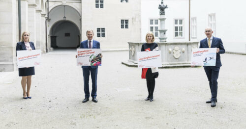 V. l.: Carmen Breitwieser, Leiterin des Krisenstabs, LH Thomas Stelzer, LH-Stv. Christine Haberlander, Primar Bernd Lamprecht