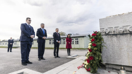 (v.l.) Oskar Deutsch, Präsident der Israelitischen Religionsgesellschaft Österreich (IRG), Innenminister Karl Nehammer, Landeshauptmann Thomas Stelzer und Barbara Glück, Direktorin des Mauthausen Memorial, beim Gedenken in der KZ-Gedenkstätte in Mauthausen