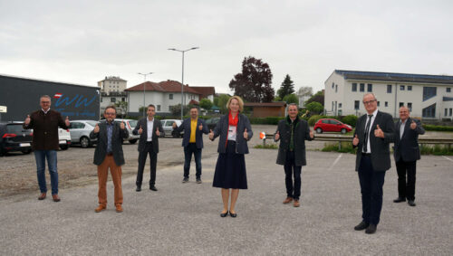 Bgm. Elisabeth Teufer mit den Vertretern von SPÖ, FPÖ und Grüne am Areal des künftigen Hotels.
