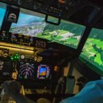 Gekonnter Anflug auf den Flughafen Innsbruck: Das Cockpit sieht nicht nur echt aus, es ist auch echt. Der Ausblick sieht ebenfalls echt aus, ist allerdings nur virtuell.