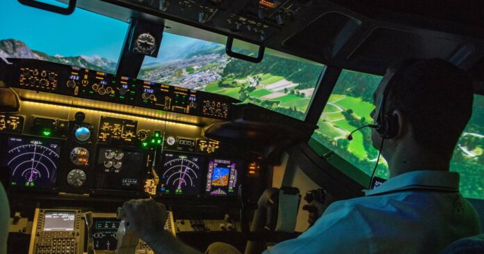 Gekonnter Anflug auf den Flughafen Innsbruck: Das Cockpit sieht nicht nur echt aus, es ist auch echt. Der Ausblick sieht ebenfalls echt aus, ist allerdings nur virtuell.