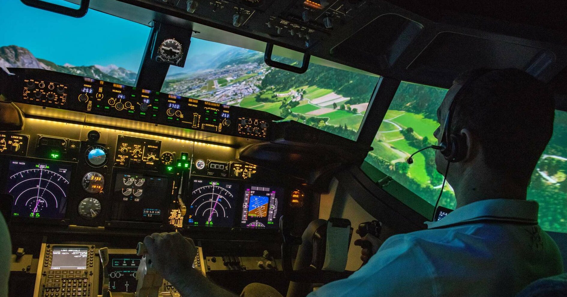 Gekonnter Anflug auf den Flughafen Innsbruck: Das Cockpit sieht nicht nur echt aus, es ist auch echt. Der Ausblick sieht ebenfalls echt aus, ist allerdings nur virtuell.