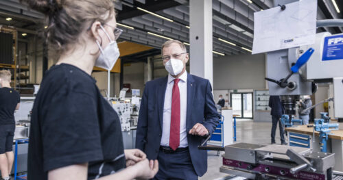 LH Thomas Stelzer konnte beim Betriebsbesuch in Hofkirchen Einblicke in den ETA-Arbeitsalltag gewinnen.