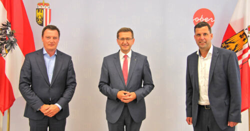 Markus Friesacher,Gmundner Keramik-Eigentümer, Markus Achleitner und Stefan Krapf, Bürgermeister von Gmunden (v.l.).