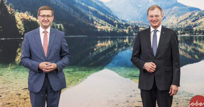 Wirtschafts-Landesrat Markus Achleitner und Landeshauptmann Thomas Stelzer bei der Präsentation der neuen Seezugänge.