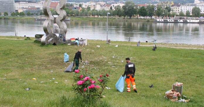 Mülleinsammeln an der Donau in Linz