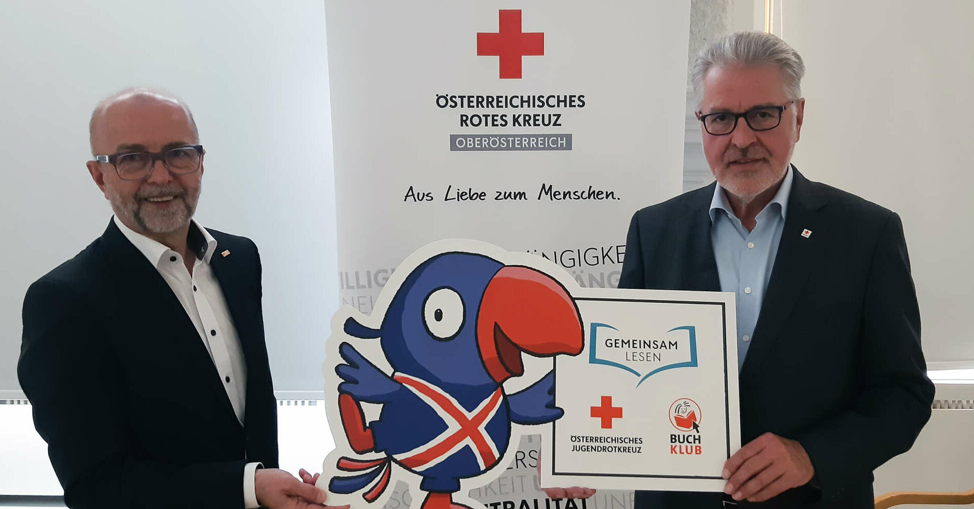 JRK-Landesleiter Franz Payrhuber (l.) und OÖRK-Präsident Walter Aichinger präsentieren das „Gemeinsam Lesen“-Angebot.