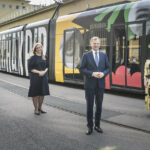 V. l.: Festivalleiterin Cornelia Lehner, Kulturdirektorin Margot Nazzal, Landeshauptmann Thomas Stelzer und die künstlerische Leiterin Julia Ransmayr vor der „SCHÄXPIR Straßenbahn“.