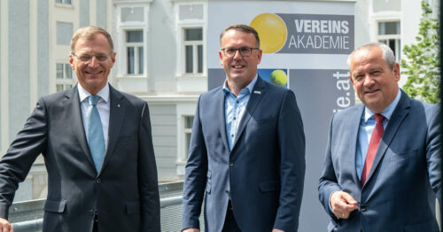 Erfreuliche Zahlen aus dem Ehrenamtsmonitor 2021 präsentierten gestern (v. l.) LH Thomas Stelzer, Vereinsakademie-Obmann Günther Lengauer und LT-Präsident Wolfgang Stanek.