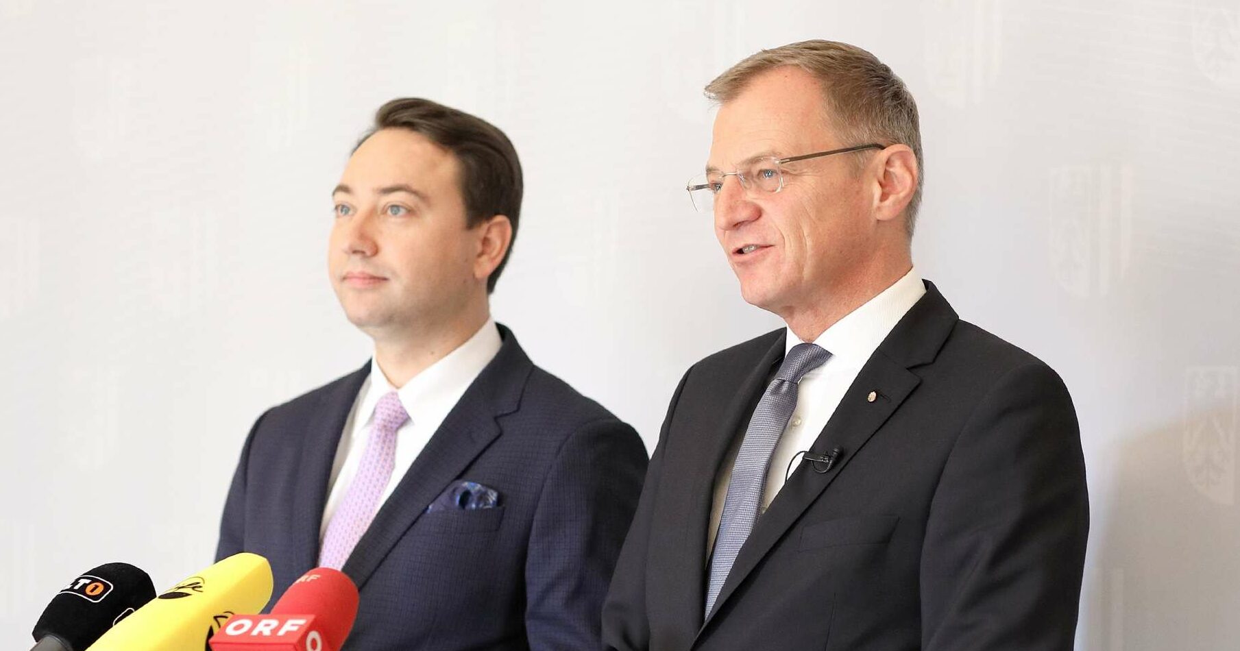 LH Stelzer (r.) und LH-Stv. Haimbuchner sind überzeugt: Das Land habe die Kraft, „mit dem Oberösterreich-Plan den Arbeits- und Wirtschaftsstandort weiter anzukurbeln“.