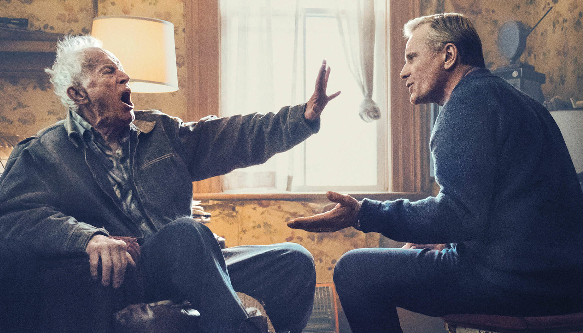 Viggo Mortensen (r) spielt in seinem Regiedebüt „Falling“ John, seinen Vater Willis der herausragende Lance Henriksen.
