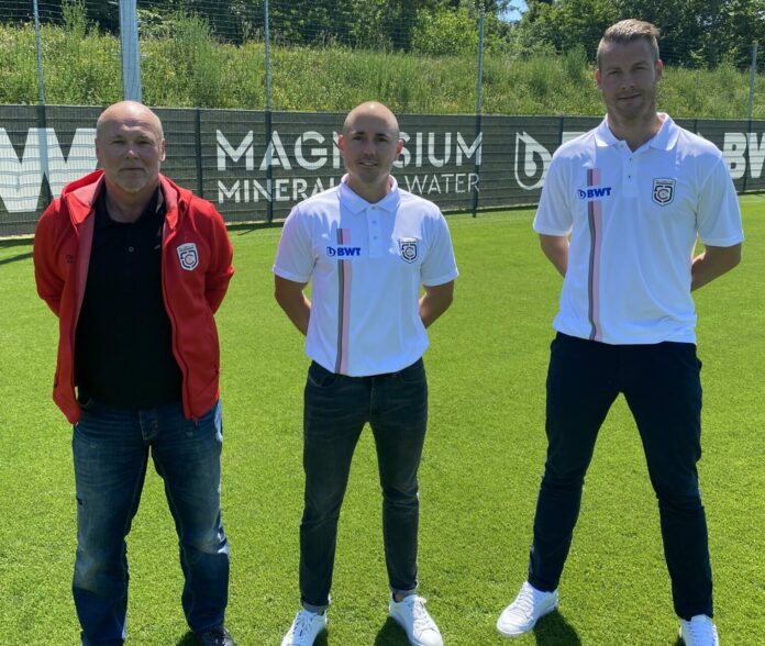 Juniors-Präsident Franz Mayer (l.) präsentierte Stefan Hirczy (m.) als neuen Trainer. Unterstützt wird der 32-Jährige vom neuen sportlichen Leiter Manuel Takacs (r.).