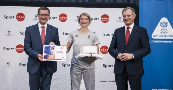 Sport-LR Markus Achleitner (l.) und LH Thomas Stelzer (r.) drücken Sabrina Filzmoser, mit 41 die Älteste der ÖOC-Abordnung, und ihren Kollegen die Daumen.