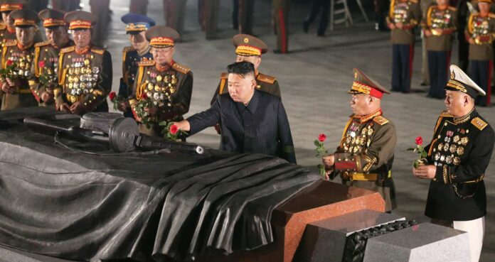 Der geliebte Führer Kim Jong Un, hier beim Gedenken an das Ende des Koreakrieges vor 68 Jahren, streut seinen südkoreanischen Brüdern plötzlich wieder Rosen.