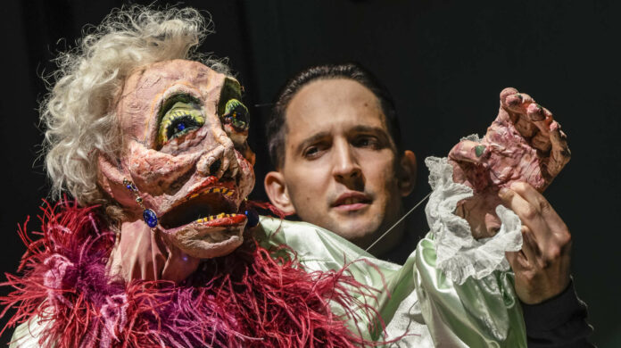 Madame nimmt sich kein Blatt vor den Mund: Puppenspieler Nikolaus Habjan mit der fabelhaften Lady Bug.