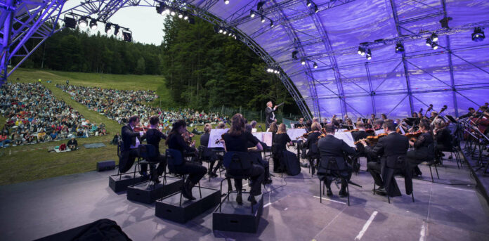 Mit Picknick am lauen Sommerabend: Das Bruckner Orchester vor der Prachtkulisse des Böhmerwaldes