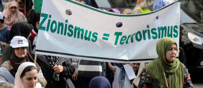 Gerne wird der Antisemitismus - wie hier in Wien bei einer muslimischen Demonstration für die Befreiung Jerusalems - mit Antizionismus getarnt.